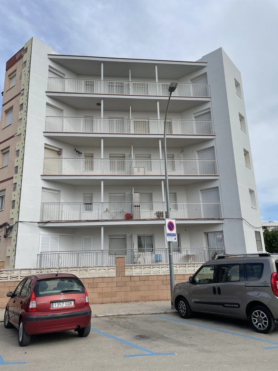 Andamio con malla de protección montado para la rehabilitación de la fachada de una comunidad