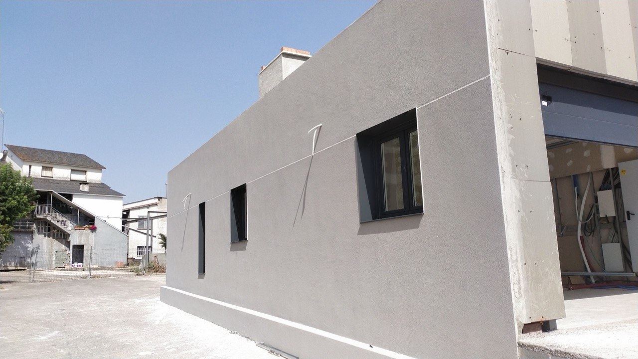 Andamio montado en una vivienda unifamiliar para la intervención en fachada