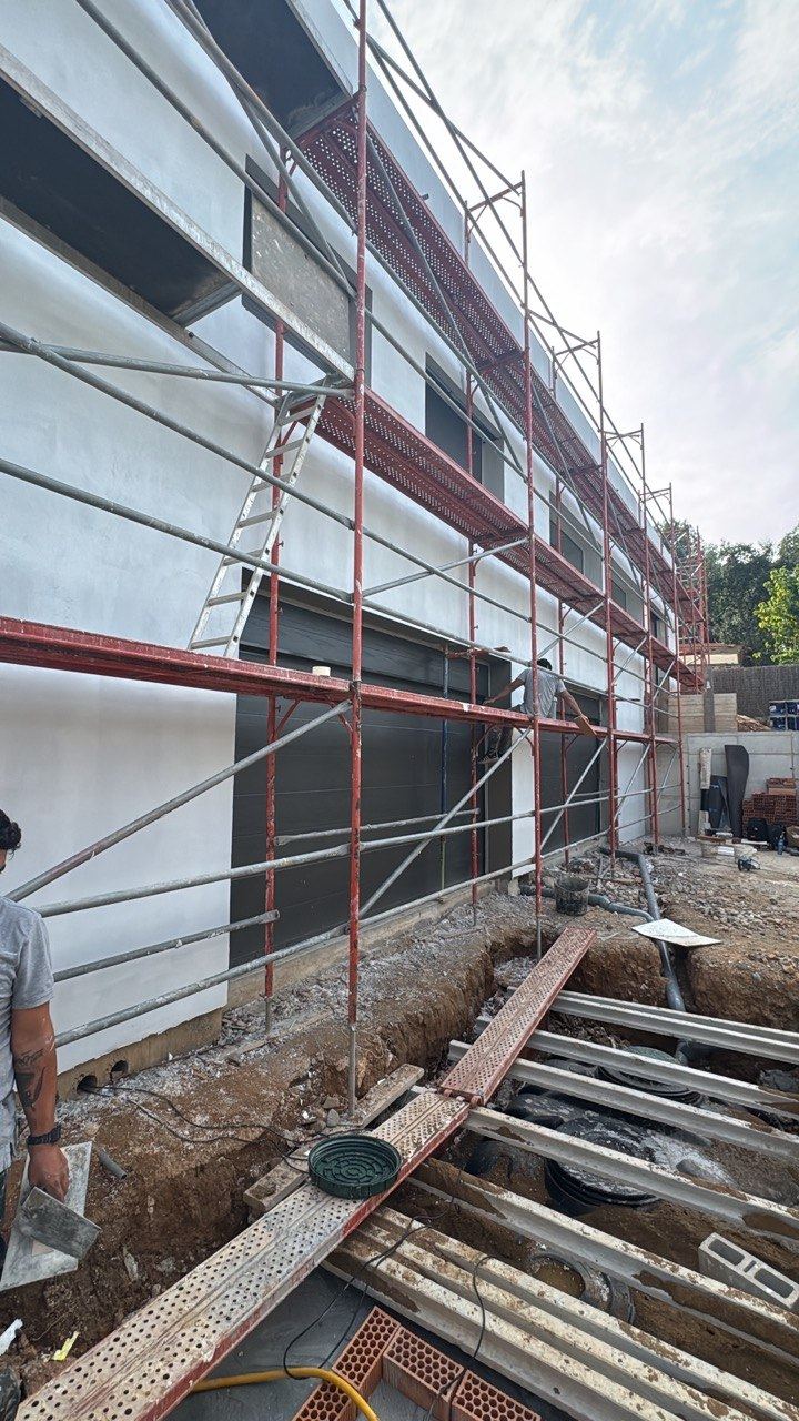 Detalle del acabado de fachada en una vivienda unifamiliar del Vallès Occidental