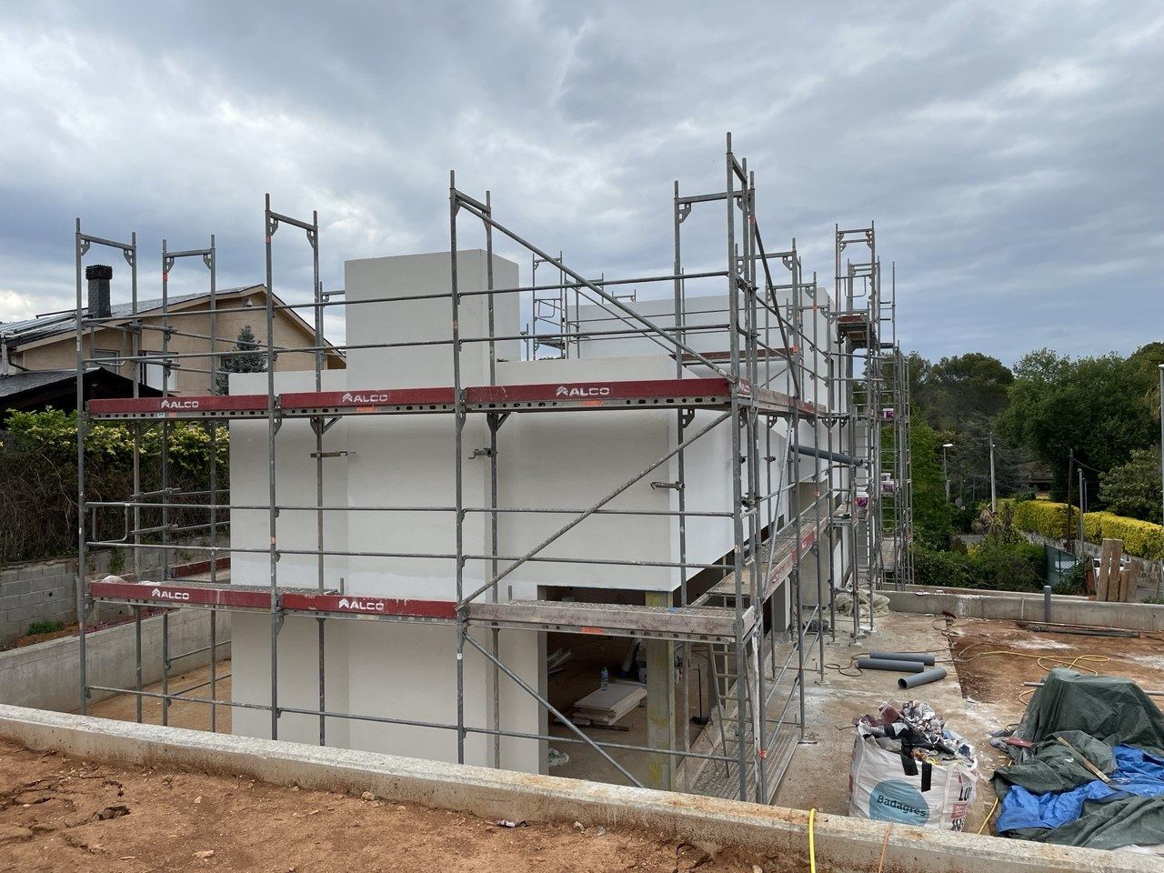 Aplicación del revestimiento de acabado en la fachada de una vivienda unifamiliar