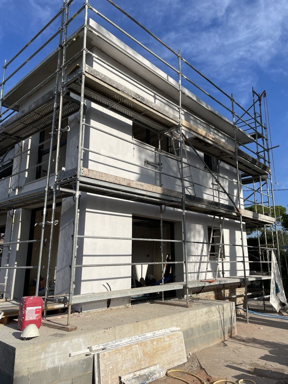 Detalle de los trabajos de rehabilitación de fachada en una vivienda unifamiliar
