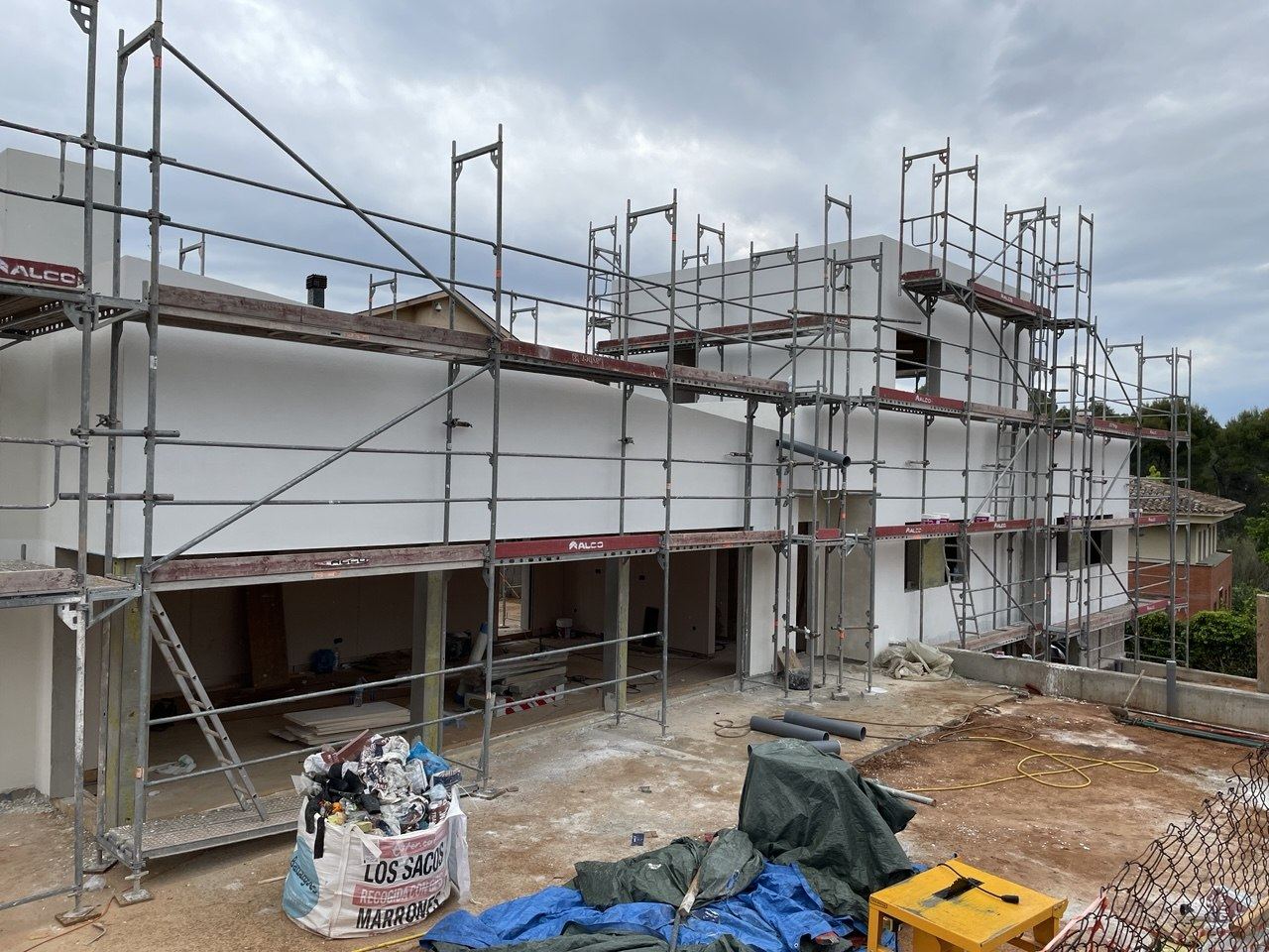 Vista exterior de una vivienda unifamiliar tras la rehabilitación de fachada